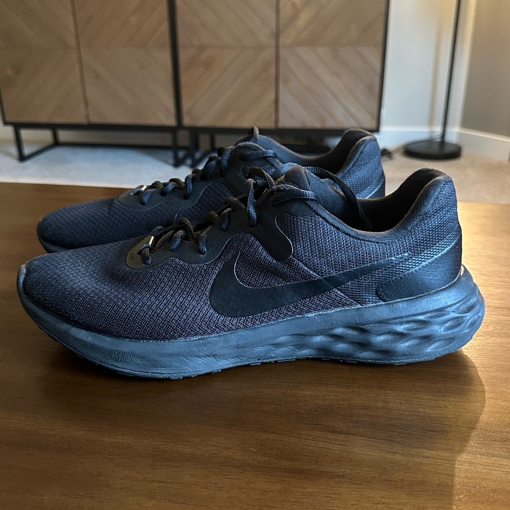 Men’s Nike tennis shoes, size 10